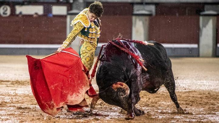 Beneficencia: Víctor Hernández destaca en una corrida marcada por el viento y la lluvia