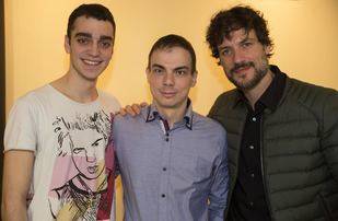 Alberto Conejero con los actores de 'La piedra oscura'