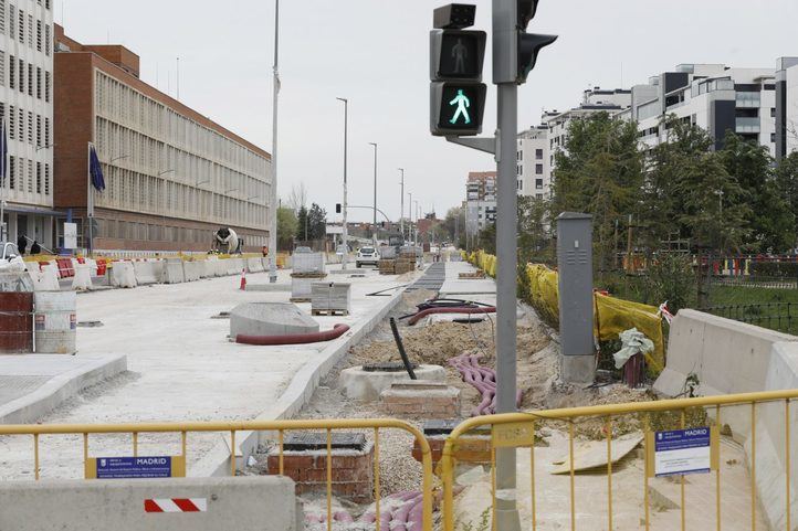 La delegada de Obras, Paloma García Romero, y la concejala de Villaverde, Concha Chapa, visitan las obras en la calle Eduardo Barreiros.