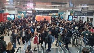 Concierto sorpresa de DJ Nano en el Intercambiador de Moncloa por los 40 años del Consorcio de Transportes