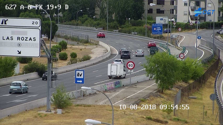 Un agujero en la A-6 complica la circulación en la hora punta