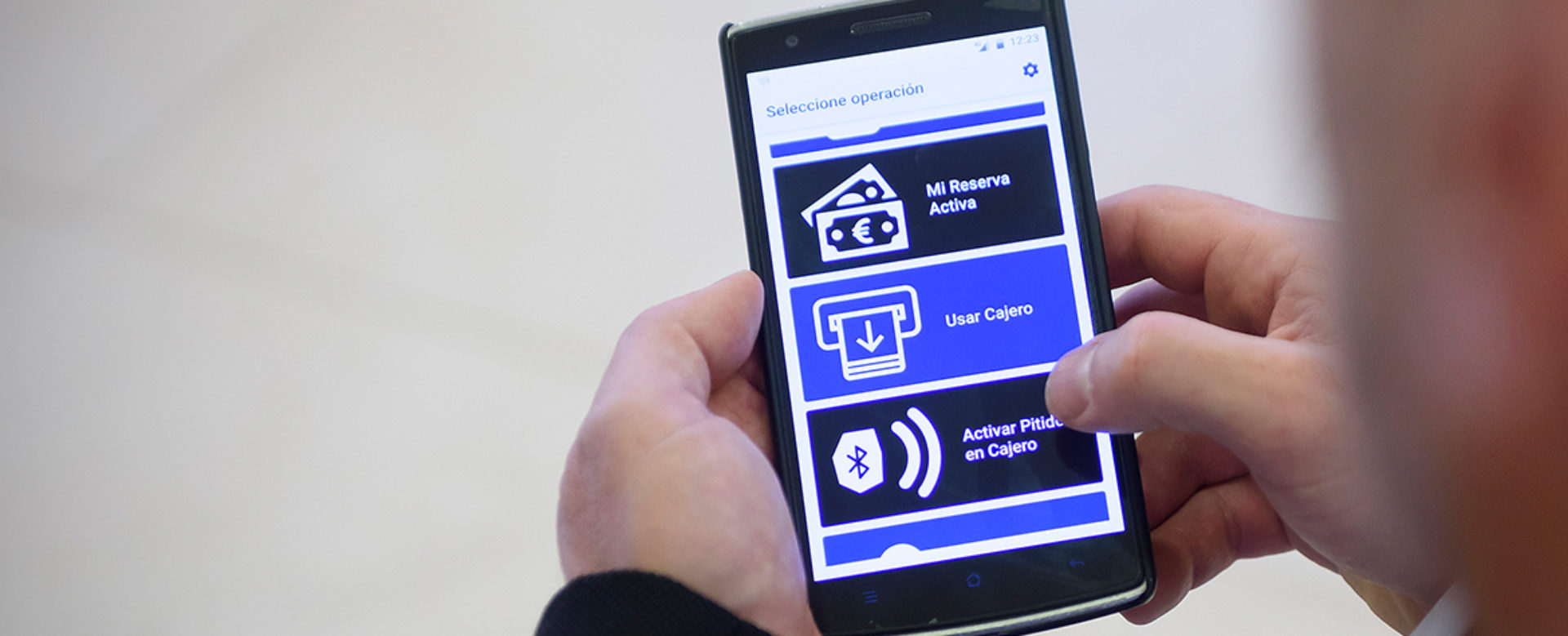 Las personas ciegas ya pueden operar en los más de 6.300 cajeros de BBVA a través de una 'app'