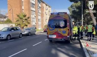 Los sanitarios atienden al hombre atropellado por un autobús de la EMT en Manoteras