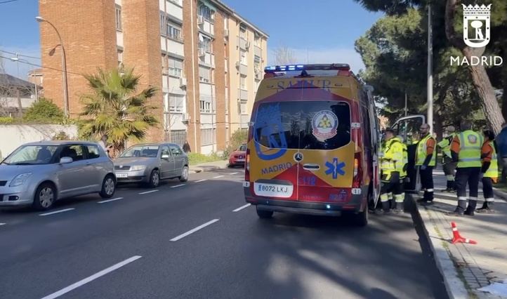 Los sanitarios atienden al hombre atropellado por un autobús de la EMT en Manoteras