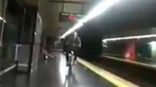 Cae a las vías del Metro montado en una BiciMad