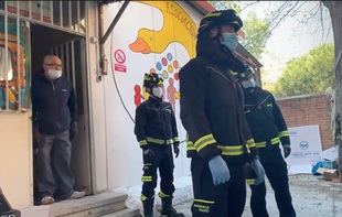 Bomberos de Madrid ayudan en el reparto de alimentos a los más necesitados