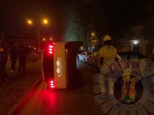 Un conductor ebrio vuelca su coche en Alcorcón sin causar heridos