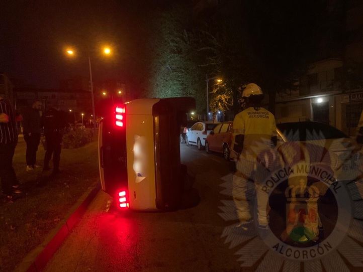 Coche volcado en Alcorcón