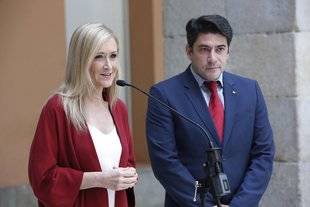 Cristina Cifuentes y David Pérez, tras una reunión en la Real Casa de Correos