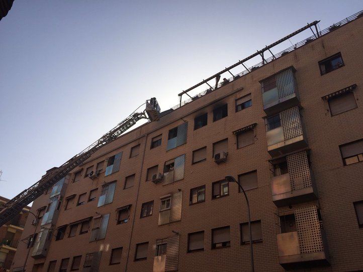 El salón de la casa incendiada estaba destrozado.