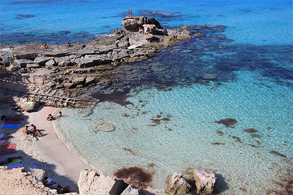 Rutas en barco para recorrer Formentera tanto por el este como por el oeste