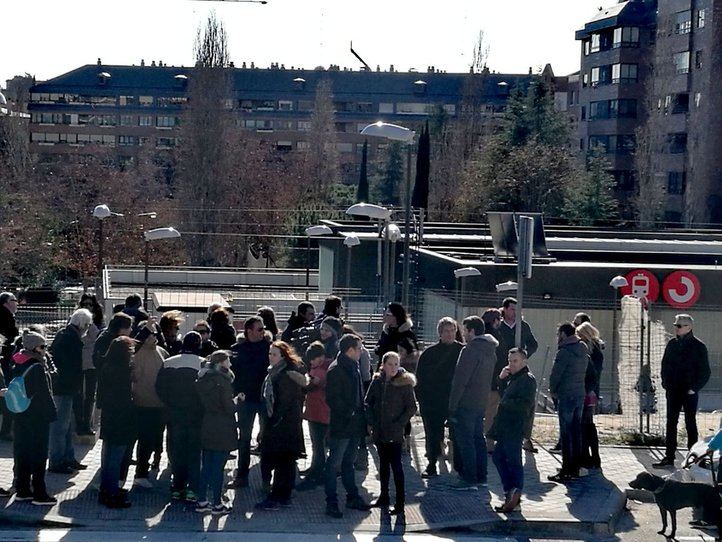 Los vecinos de Montecarmelo se han concentrado frente a la estación de Cercanias Mirasierra-Paco de Lucía.