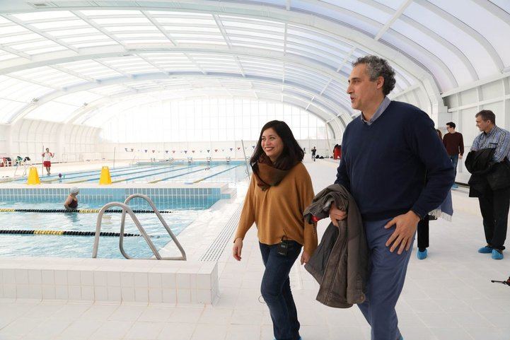 Rommy Arce visita la piscina de Moscardó tras la finalización de los trabajos de remodelación.