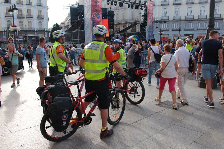Los efectivos sanitarios se desplazan en bicicleta a las zonas con mayor posibilidad de aglomeraciones.