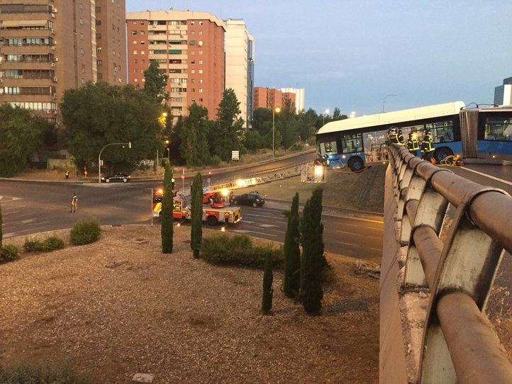Una lanzadera que se dirigía al Mad Cool queda suspendida en un puente de la M-11 tras un choque lateral.