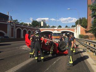 Dos heridos leves tras chocar y volcar sus coches en la A-2