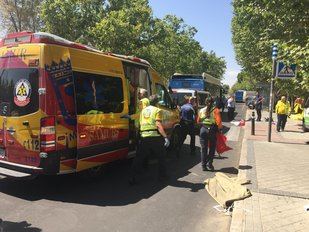 Emergencias Madrid, tras el atropello a un anciano por parte de un bus de la EMT en Las Águilas.