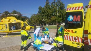 Los servicios de Emergencias del 112 asisten al joven apuñalado por su padre en Aranjuez.