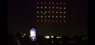 Drones con luces iluminan el cielo de Madrid en recuerdo a las víctimas del coronavirus