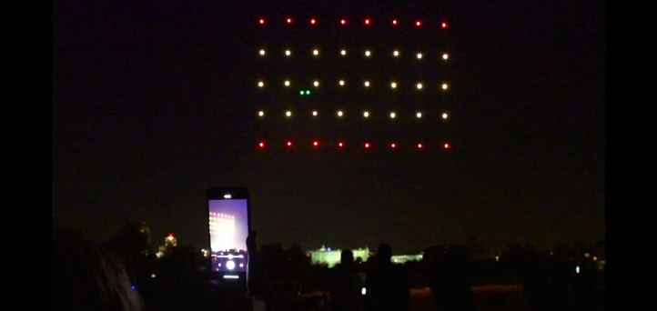 Drones con luces iluminan el cielo de Madrid en recuerdo a las víctimas del coronavirus