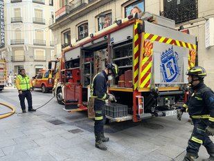 Los bomberos trabajan en un incendio en la calle Tetuán