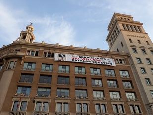 Una pancarta contra Felipe VI enturbia el homenaje en Cataluña