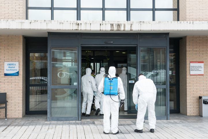 La UME entra a una residencia a desinfectar