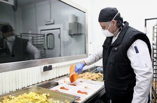 Más de la mitad de las familias solicitantes de menú escolar no acuden a recogerlo