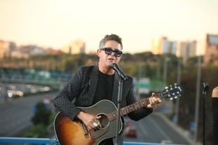 El cantante Alejandro Sanz durante su concierto sorpresa en el puente de la M-30 que conecta Moratalaz con el barrio de La Estrella