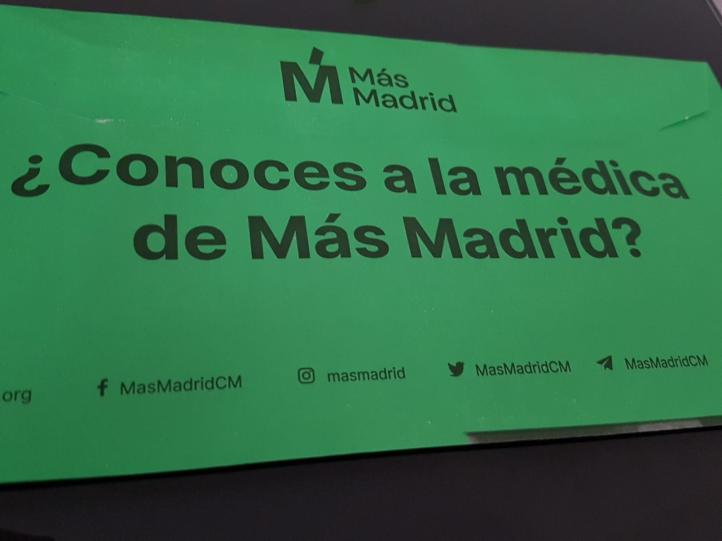La candidata de Más Madrid a las elecciones autonómicas del 4 de mayo, Mónica García, se presenta en la propaganda electoral buzoneada como médica y madre centrada 