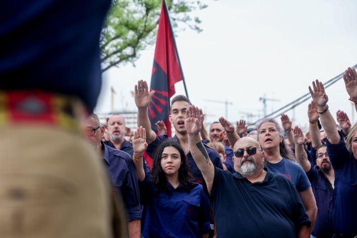 Varios falangistas durante el primer homenaje ante la nueva tumba de José Antonio Primo de Rivera, en el cementerio de San Isidro