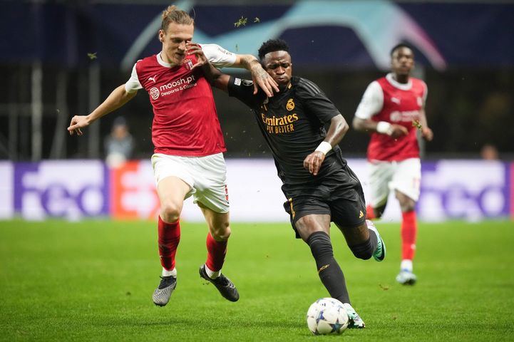 Los jugadores Serdar Saatci y Vinicius pelean por el control del esférico en un encuentro entre el SC Braga y el Real Madrid