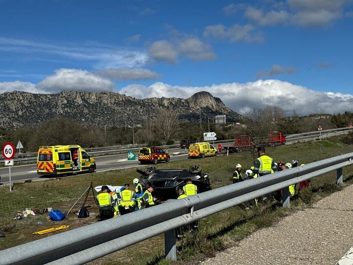 Tres heridos graves al volcar el coche en el que viajaban en la A-1