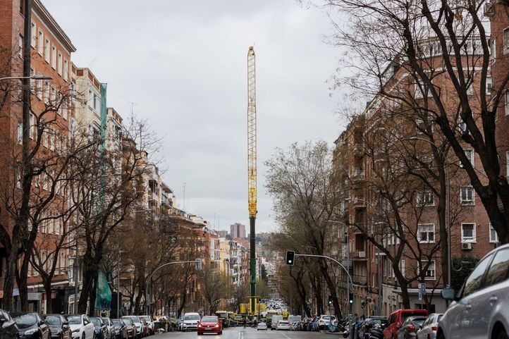 Una gran grúa instalada en la calle Cavanilles para realizar la obra del aparcamiento.