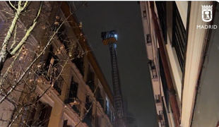 Desalojan un edificio en el centro de Madrid por un incendio