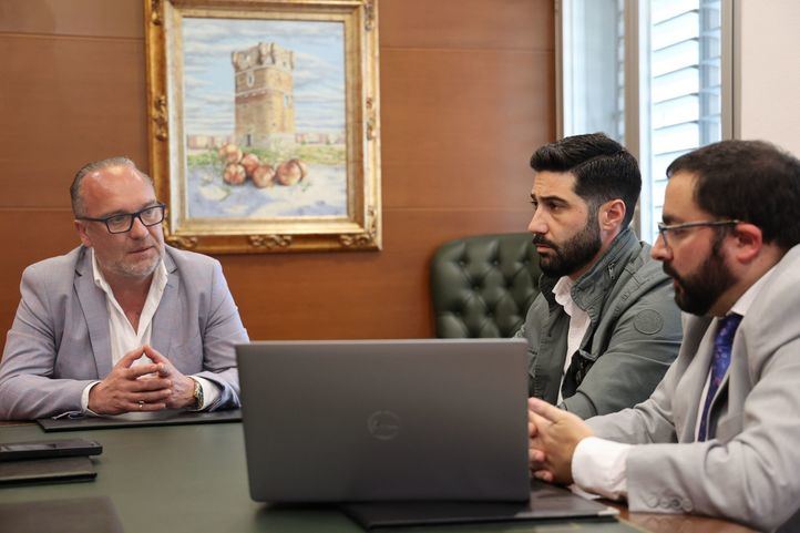 El alcalde, Luis Quiroga, y el concejal de Transportes, Juan Carlos García