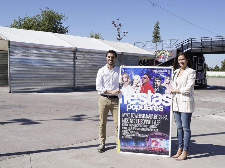 El alcalde de Torrejón de Ardoz, Alejandro Navarro Prieto, y la concejala de Festejos, María Eugenia Gil Blázquez