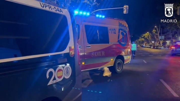 Policía Nacional y Samur Protección Civil atienden a un hombre herido por arma de fuego en el Paseo de las Delicias de Madrid