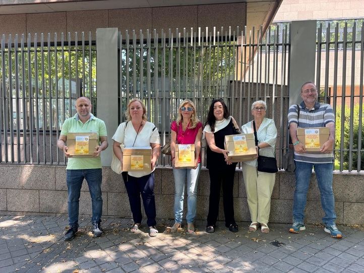 Representantes de la Plataforma entregan en la Asamblea de Madrid un total de 70.895 firmas para tramitar la iniciativa legislativa popular (ILP) que reclama la climatización de colegios e institutos