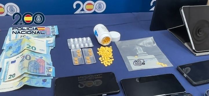 Dinero, pastillas material intervenidos a una banda que robaba a hombres a los que narcotizaban después de contactar por aplicaciones de citas