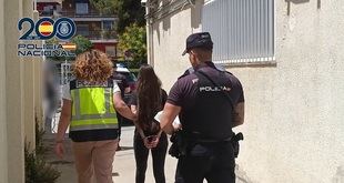 Momento de la detención de los autores de robos a mayores simulando ser empleados de compañías eléctricas