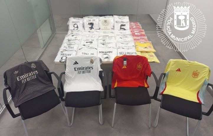 Camisetas ilegales intervenidas a un vendedor en el entorno del Bernabéu