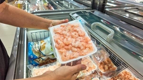 Bandeja de gambas congeladas