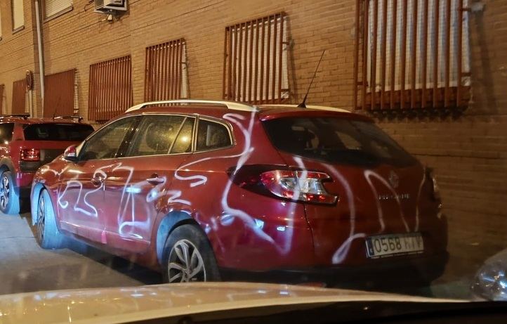 Uno de los vehículos vandalizados en Usera