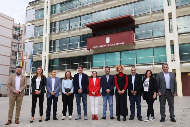 Los once alcaldes del PSOE que han aprobado el texto que presentarán como iniciativa en la Asamblea para poder declarar zonas tensionadas