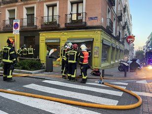 Los bomberos trabajando en las labores de extinción.