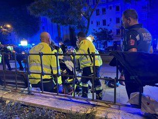 Servicio de emergencias atendiendo a dos jóvenes heridos de gravedad tras una agresión con arma blanca.