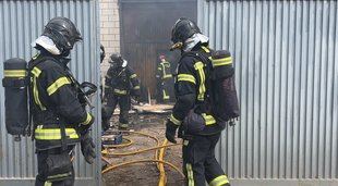 Bomberos trabajando en la extinción del incendio.