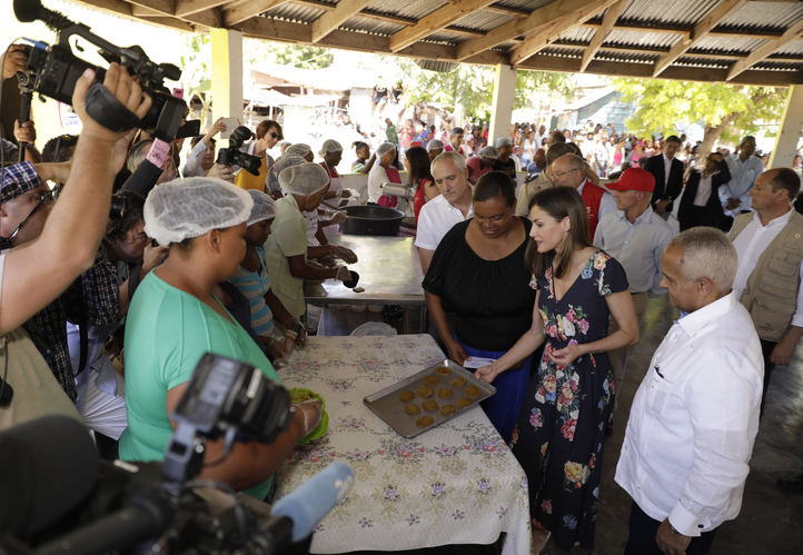 La Reina con Diana Céspedes, emprendedora de la FMBBVA, durante la visita a la Asociación de Mujeres 'La Esperanza'