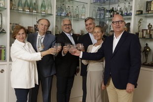 Vichy Catalan recibe la donación de la 'Colección de botellas de agua Benito Oliver-Rodés'